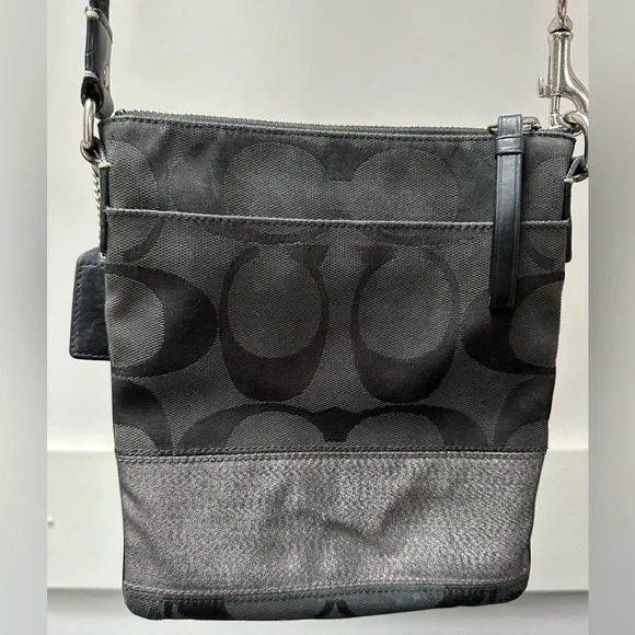Sale❗️Coach Crossbody Signature Bag.  Black with detail. - Picture 2 of 4